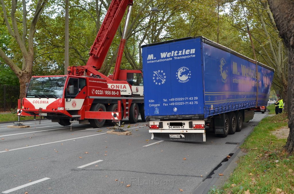 LKW verliert Auflieger Koeln Boltensternstr Pasteurstr P1965.JPG